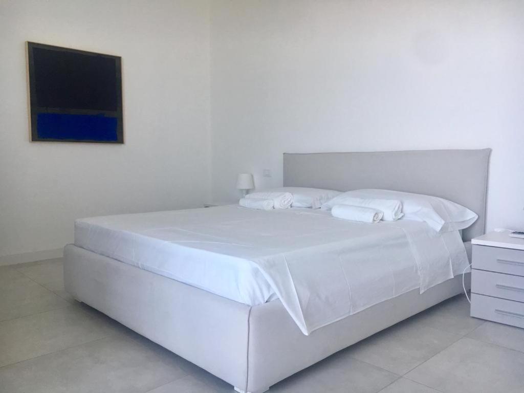 Luxury Villa Blue&Blanc Piscina A Sfioro Isola Diamante Exterior photo
