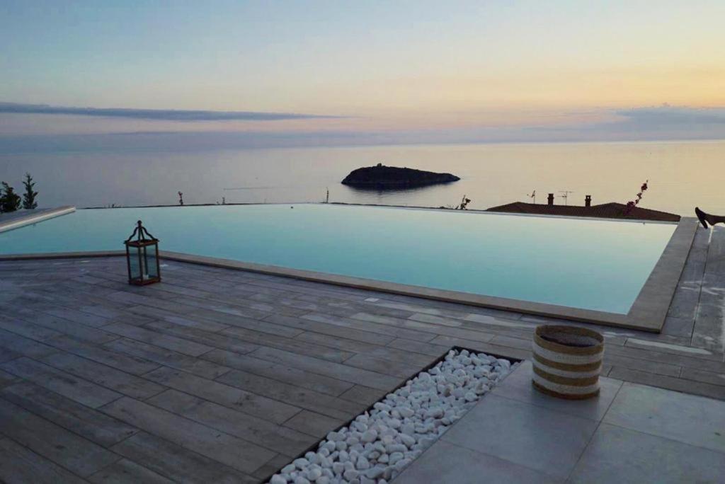 Luxury Villa Blue&Blanc Piscina A Sfioro Isola Diamante Exterior photo